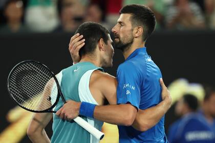 El saludo en la red entre Novak Djokovic y Carlos Alcaraz, tras la victoria del serbio