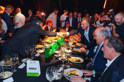 El Saludo entre Axel Kicillof y Mauricio Macri en la cena de apertura de Expoagro