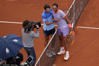 El saludo entre De Minaur y Nadal, tras la victoria del australiano en Barcelona