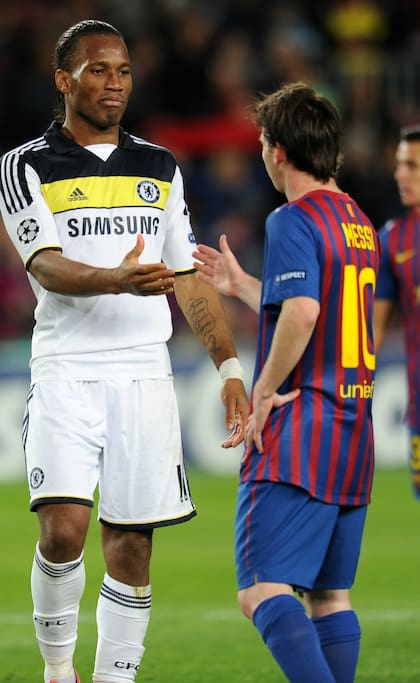 El saludo entre Didier Drogba y Lionel Messi, la noche en la que el marfileño jugó como lateral en el Camp Nou