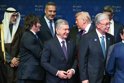 El saludo entre Donald Trump y Javier Milei en la primera sesión del Consejo de la Paz, en Washington.