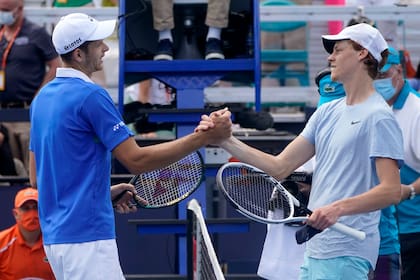 El saludo entre dos amigos y rivales: Hubert Hurkacz y Jannik Sinner, luego de la final del Miami Open