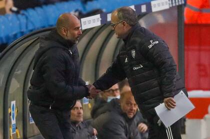 Se saludan Guardiola y Bielsa durante un partido entre Manchester City y Leeds; dos entrenadores que se profesan respeto y admiración