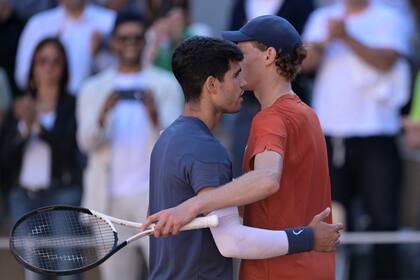 El saludo entre el español Carlos Alcaraz y el italiano Jannik Sinner; el primero se impuso en cinco sets en la semifinal de Roland Garros