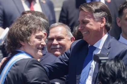 El saludo entre el presidente Javier Milei, durante su asunción, y Jair Bolsonaro 