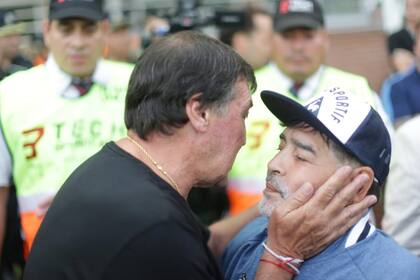 El saludo entre Falcioni y Maradona: rivales como jugadores, hace cuatro décadas; adversarios este viernes como entrenadores