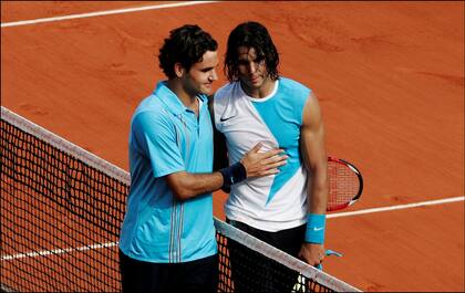 El saludo entre Federer y Nadal tras la final de Roland Garros 2007
