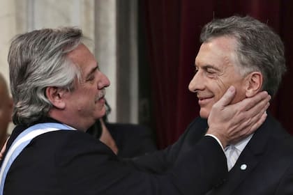 El saludo afectuoso entre Fernández y Macri luego de la entrega de la banda y el bastón presidencial