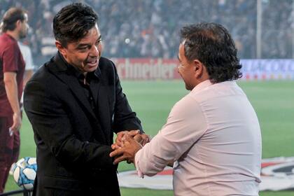 El saludo entre Gallardo y Coleoni, el entrenador de Central Córdoba