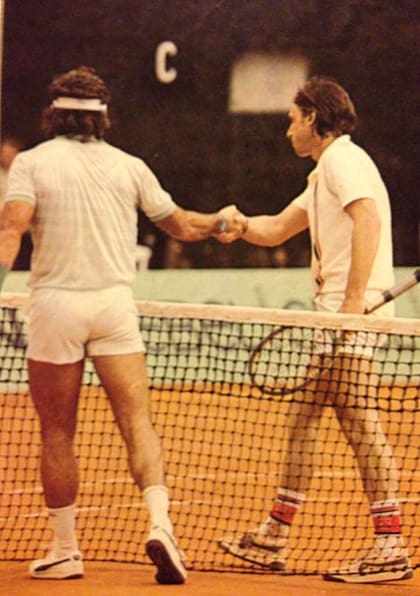 El saludo entre Guillermo Vilas (de espaldas) y Corrado Barazzutti tras el triunfo del italiano en Montecarlo 1983