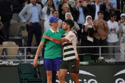 El saludo entre Jannik Sinner y Carlos Alcaraz, tras la victoria del español en la final del Abierto de Francia