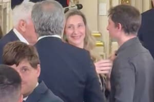 El frío saludo entre Karina Milei y Santiago Caputo: ella lo agarró y él no sacó las manos de los bolsillos