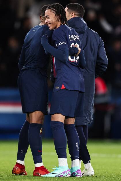 El saludo entre los hermanos Kylian y Ethan Mbappé, tras el 3-1 de PSG sobre Metz por la Ligue 1