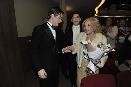 El saludo entre los protagonistas del musical y Mirtha Legrand fue celebrado por todo el público presente