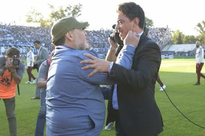El saludo entre Maradona y Gallardo