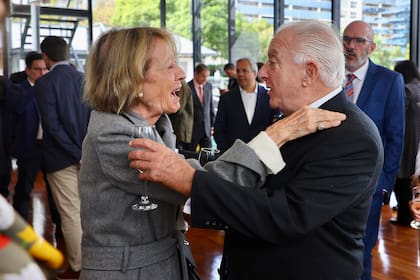 El saludo entre María del Carmen Cerruti de Zorreguieta con Norberto Frigerio, director de Relaciones Institucionales de LA NACION
