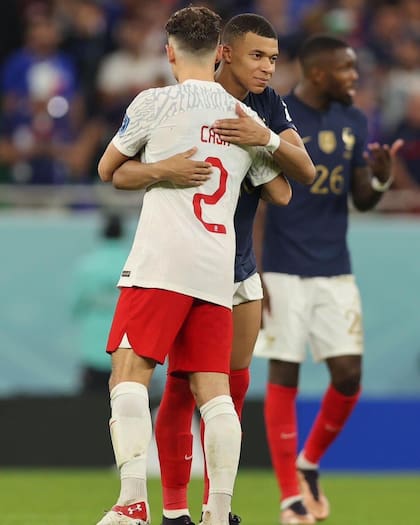 El saludo entre Matty Cash y Kylian Mbappé, al término del partido entre Polonia y Francia