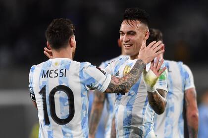 El saludo entre Messi y Lautaro Martínez, con un gol tras estar ausente en Paraguay