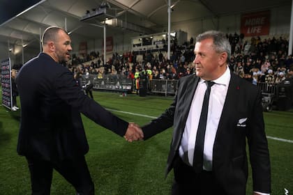 El saludo entre Michael Cheika, e Ian Foster, el head coach de All Blacks