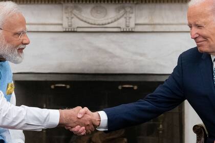 El saludo entre Narendra Modi y Joe Biden en el Salón Oval. (Stefani REYNOLDS / AFP)