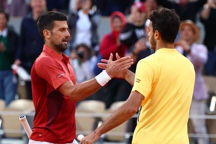 El saludo entre Novak Djokovic y Cerúndolo después de un partidazo en Roland Garros