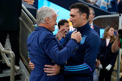 El saludo entre Scaloni y Deschamps antes del partido por la Final de la Copa del Mundo entre Argentina y Francia