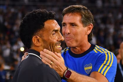 El saludo entre Tevez y Claudio Ubeda de cuando Boca venció a Talleres en el Mario Alberto Kempes, en abril; Carlos fue prudente al hablar de la dirección técnica de Boca, por respeto a Claudio.