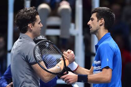 El saludo entre Thiem y Djokovic; si el serbio pierde con Federer no podrá terminar el año como Nº 1.