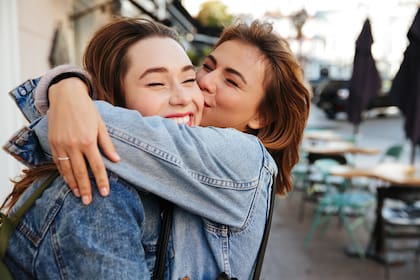 El saludo es en el cachete