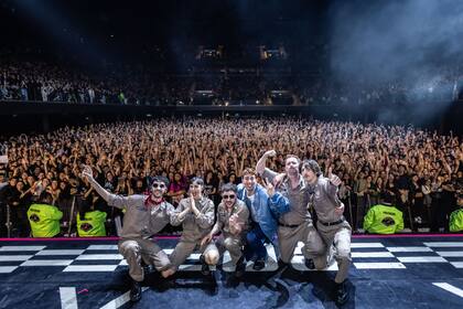 El saludo final, con una selfie multitudinaria
