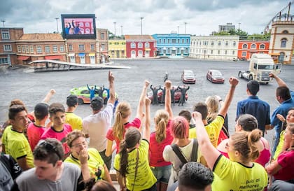 El saludo final de los expertos en autos, motos y camiones de Extreme Show, adrenalina contagiosa.