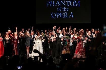 El saludo final del elenco completo de El fantasma de la ópera frente a una platea colmada tanto de público como de artistas que en algún momento formaron parte de la obra