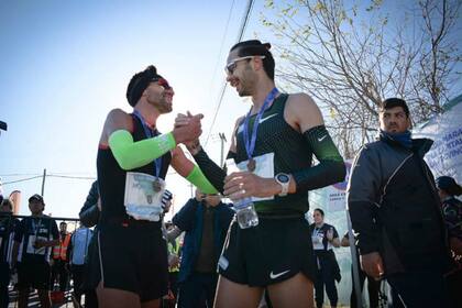 El saludo final entre Antonio Poblete (2°) y Federico Bruno, el ganador
