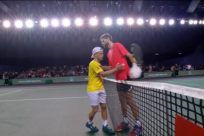 El saludo final entre Schwartzman y Maxime Cressy, un jugador agresivo, que complicó con sus subidas a la red