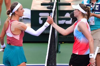 El saludo final entre Victoria Azarenka y Elena Rybakina, en Indian Wells.