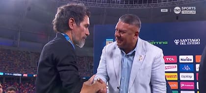 El saludo frío de Eduardo Domínguez con Claudio Chiqui Tapia en la premiación