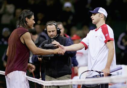El saludo frío entre Rafael Nadal y Andy Roddick tras el éxito del español en la final de la Copa Davis 2004, en Sevilla