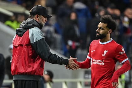 El saludo triste entre Klopp y Mohamed Salah durante el encuentro en Bérgamo; a Liverpool no le alcanzó con un 1-0 discreto