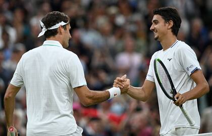 El saludo y el reconocimiento de Lorenzo Sonego para Roger Federer; el suizo jugó en gran forma y mejora de cara a las etapas más importantes