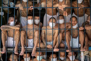 Miembros de las pandillas MS-13 y 18 permanecen hacinados en una celda en la prisión de Quezaltepeque, en Quezaltepeque