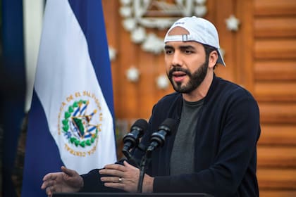 Para Pérez-Liñán, Nayib Bukele es un ejemplo del resultado del voto irresponsable. "Optar por esos candidatos significa que efectivamente se destruyen los partidos tradicionales, pero que la democracia acabará en un par de años", reflexiona.