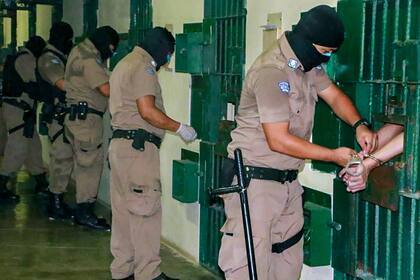 El presidente, Nayib Bukele, decretó el sábado el estado de emergencia en las cárceles