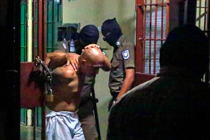 Reclusos en la prisión de Zacatecoluca, al sureste de San Salvador, durante una operación de seguridad