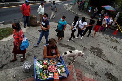 El Salvador restringe salidas según el número de documento