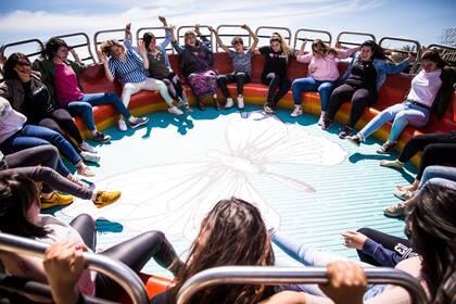 El samba, otra de las atracciones principales, colmado de gente.