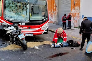 El SAME asistió al motochorro luego de embestir el frente de un colectivo en Barracas