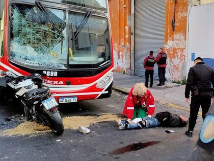 El SAME asistió al motochorro luego de embestir el frente de un colectivo en Barracas