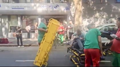 El SAME trabajó en el rescate de heridos en consultorios externos de Osecac después del derrumbe del techo.