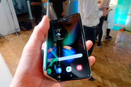 Samsung tiene todo listo para lanzar el sucesor del Galax Fold con un nuevo modelo que ofrece una pantalla de un smartphone tradicional junto a una pantalla plegable interna más grande