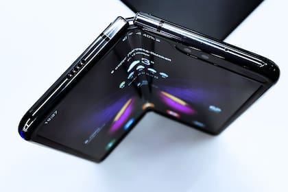 El Samsung Galaxy Fold es el primer modelo de teléfono con pantalla plegable en salir a la venta, seguido por el Huawei Mate X y el Motorola Razr
